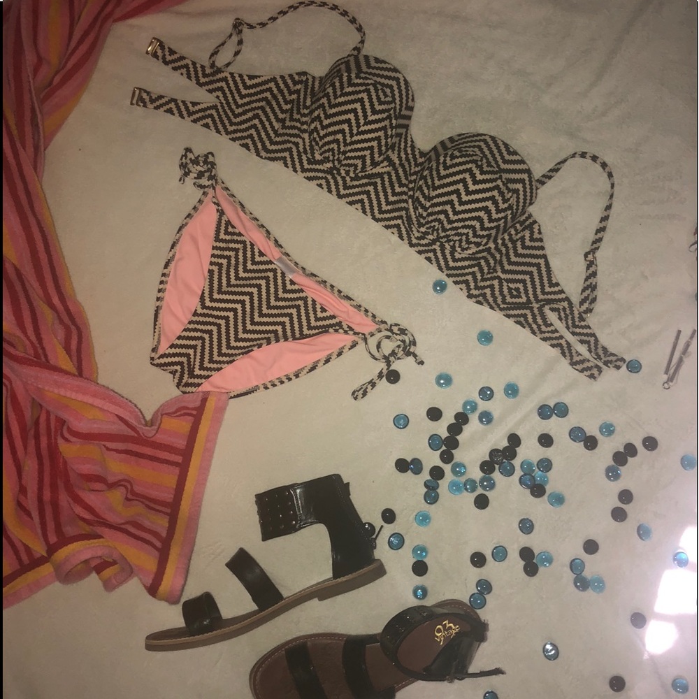 NWOT Tribal print bikini with cute cut out back